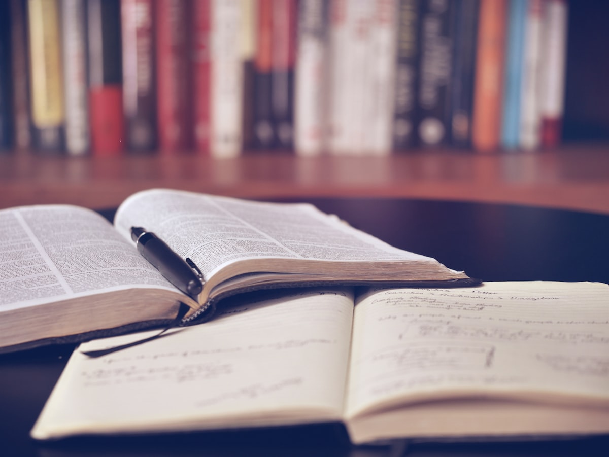 Cahier de classe ouvert sur des exercices d'algorithmique corrigés à la main